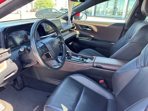 Used 2023 Toyota Crown Limited image 9