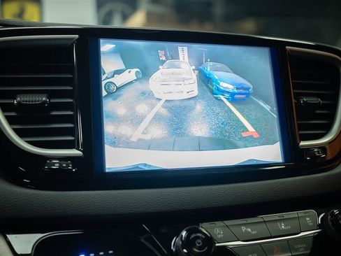 Used 2023 Chrysler Pacifica Touring-L FWD image 29