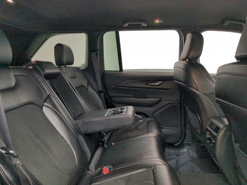 Used 2024 Jeep Grand Cherokee Altitude image 32