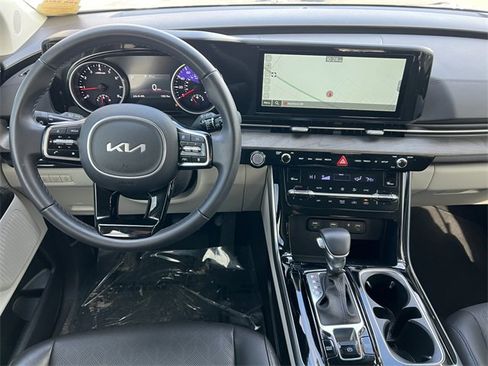 Used 2024 Kia Carnival EX image 2