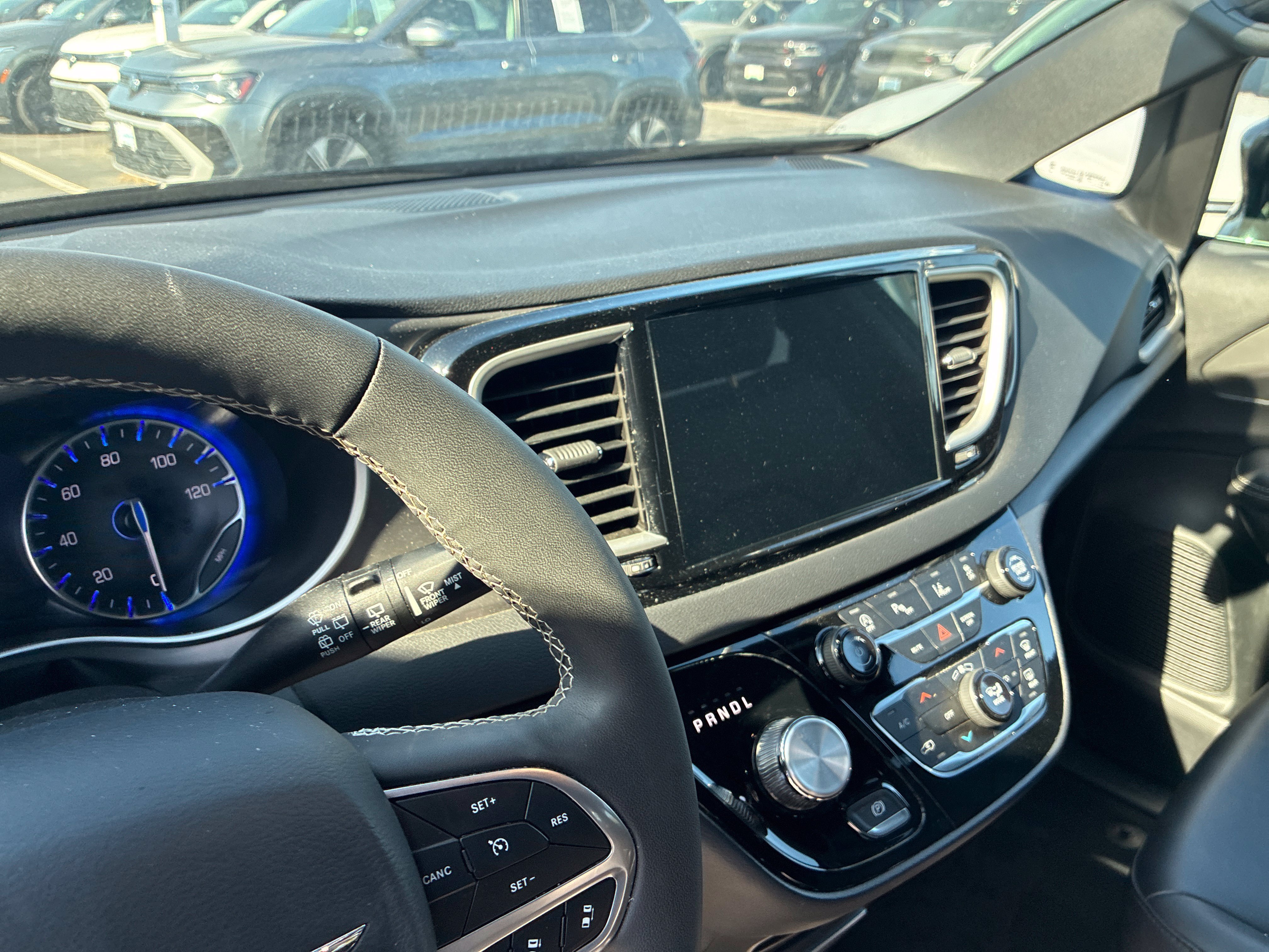Used 2025 Chrysler Pacifica Select FWD image 16