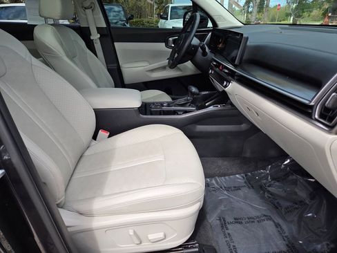 Used 2025 Kia Sorento EX w/ Panoramic Sunroof Package image 10