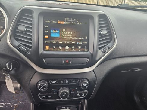 Used 2017 Jeep Cherokee Trailhawk AWD/4WD image 16