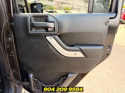 Used 2017 Jeep Wrangler Unlimited Sahara w/ Dual Top Group AWD/4WD image 27