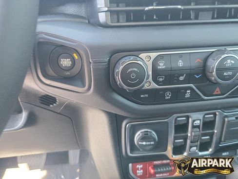 New 2025 Jeep Gladiator Rubicon w/ Convenience Group AWD/4WD image 17