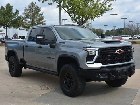 Used 2024 Chevrolet Silverado 2500 ZR2 w/ ZR2 Bison Edition AWD/4WD image 3