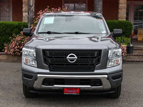 Used 2021 Nissan Titan SV w/ SV Convenience Package image 3
