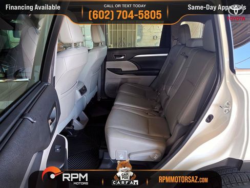 Used 2017 Toyota Highlander XLE w/ Carpet Mat Package FWD image 10