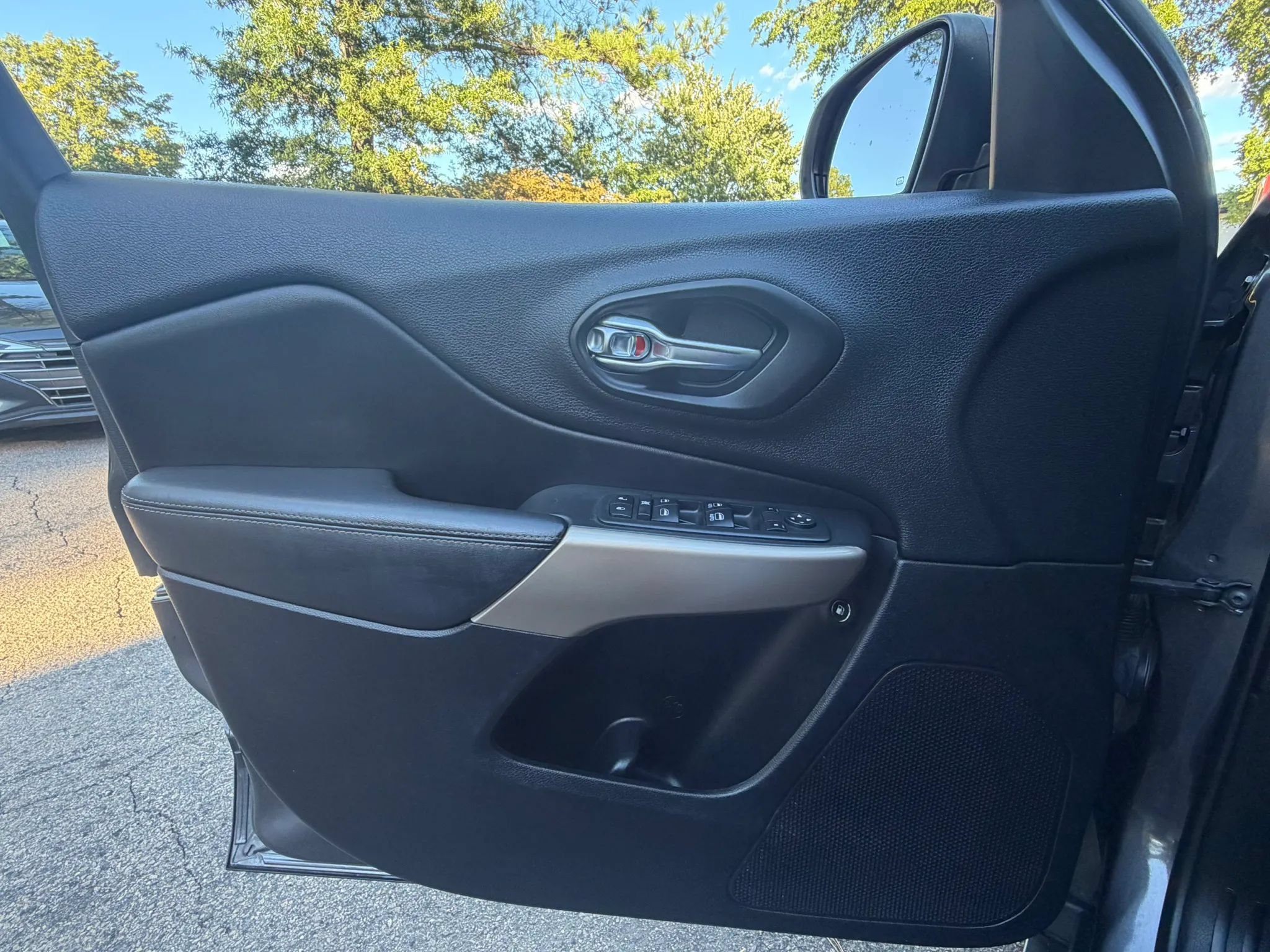Used 2017 Jeep Cherokee Limited FWD image 29