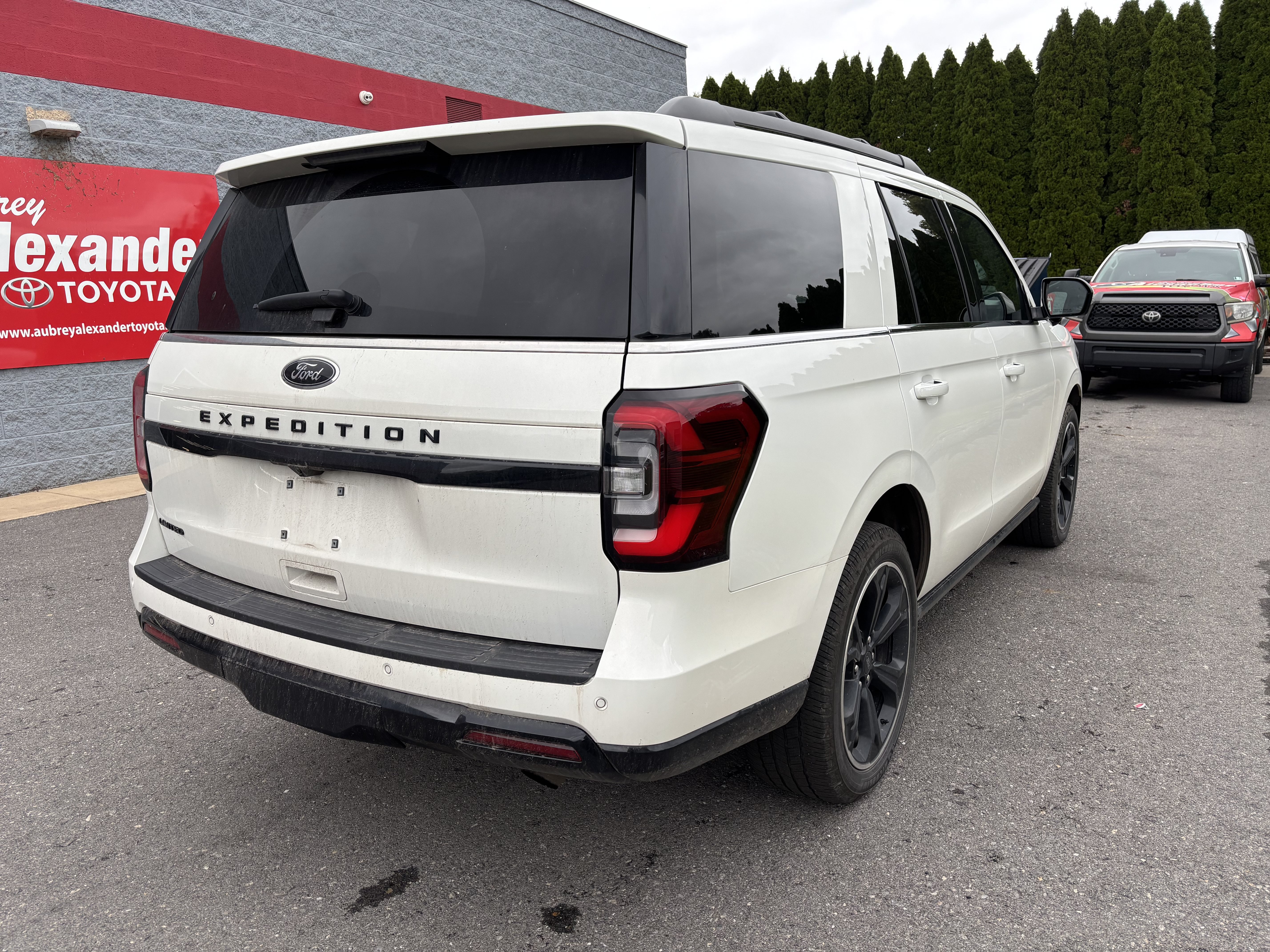 Used 2023 Ford Expedition Limited AWD/4WD image 3