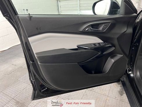 Used 2025 Chevrolet Trax LT image 27