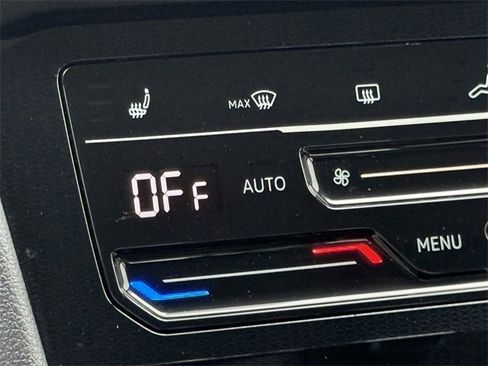 Certified 2025 Volkswagen Taos SE image 20