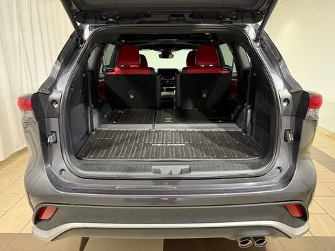 Used 2025 Toyota Highlander XSE AWD/4WD image 12