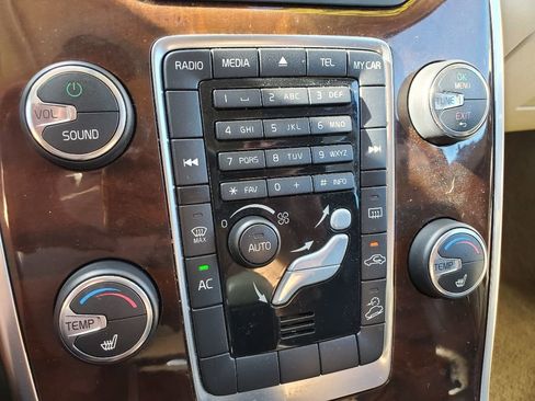 Used 2012 Volvo XC70 3.2 image 21