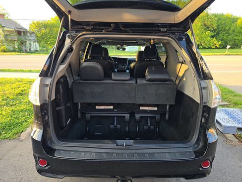 Used 2017 Toyota Sienna SE Premium FWD image 5