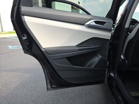 Used 2025 Volkswagen Taos SE image 12