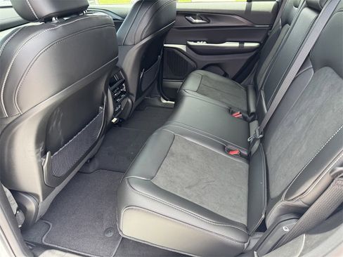 New 2025 Jeep Grand Cherokee Altitude image 9