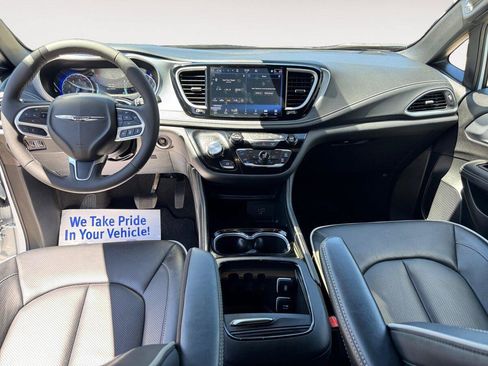Used 2026 Chrysler Pacifica Limited AWD/4WD image 10