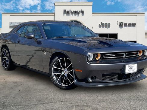 Used 2017 Dodge Challenger R/T Scat Pack w/ Leather Interior Group image 11