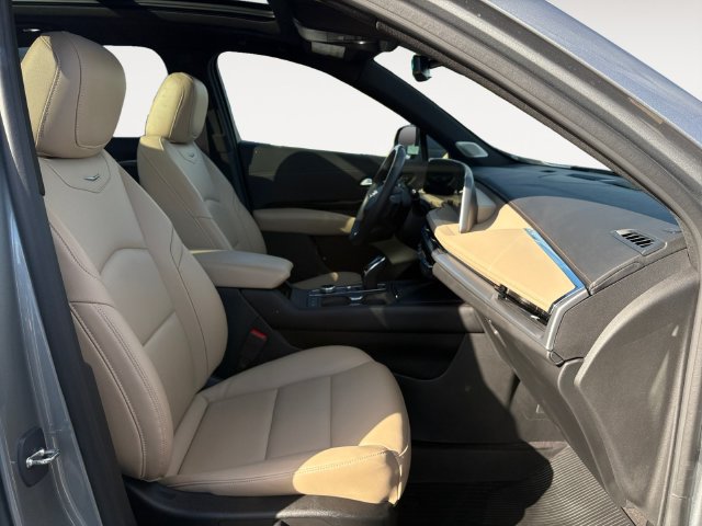 Used 2024 Cadillac XT4 Luxury w/ Cold Weather Package AWD/4WD image 15