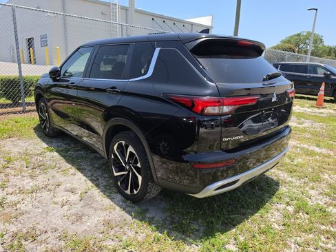 Used 2023 Mitsubishi Outlander SE FWD image 3