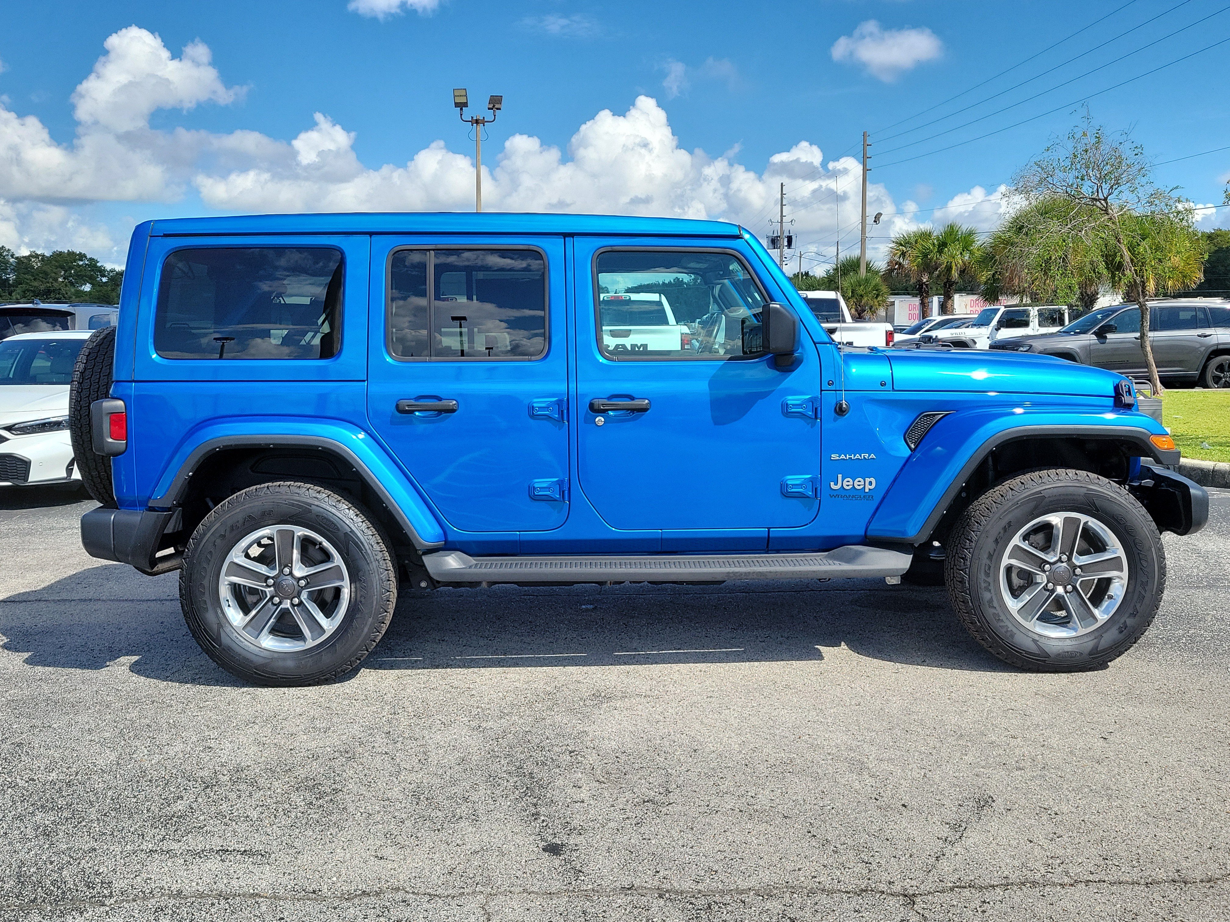 Used 2022 Jeep Wrangler Unlimited Sahara w/ Cold Weather Group AWD/4WD image 8