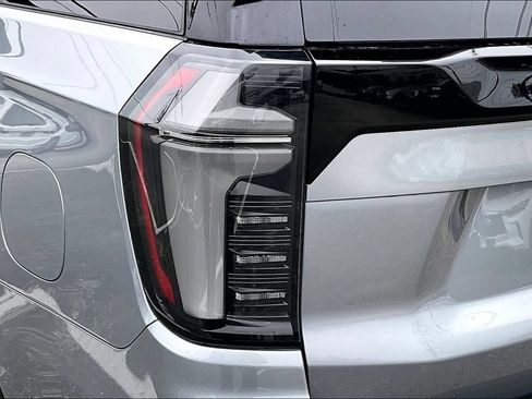 Used 2025 Chevrolet Suburban Premier AWD/4WD image 41