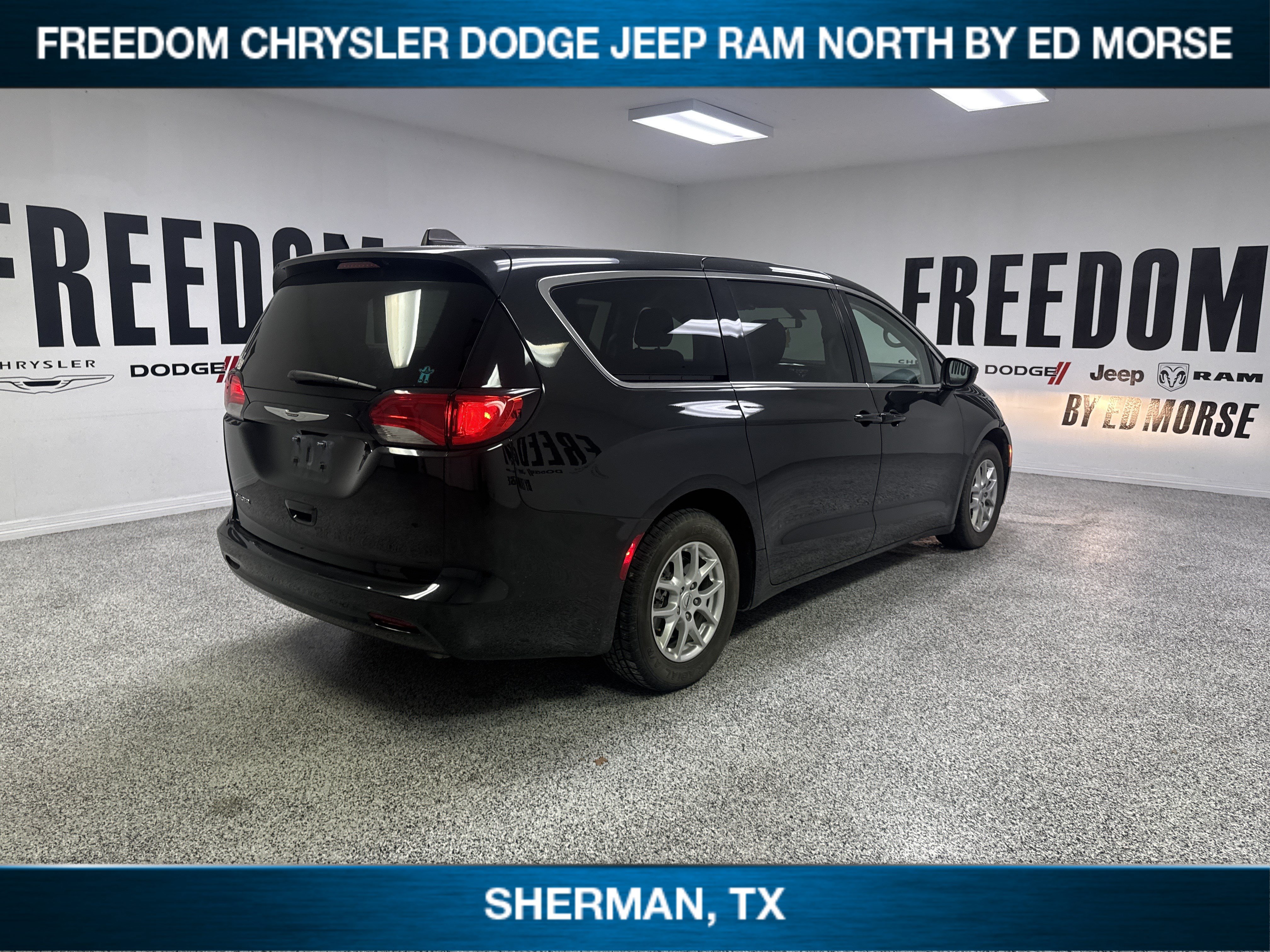 Used 2022 Chrysler Voyager LX FWD image 4