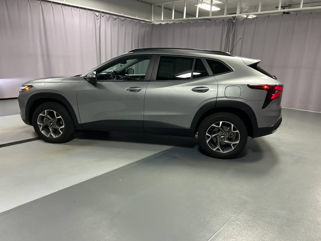 Used 2025 Chevrolet Trax LT FWD image 4