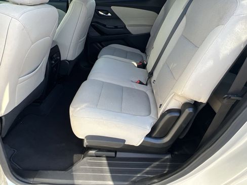 Used 2022 Chevrolet Traverse LS image 22