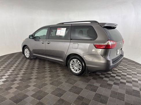 Used 2017 Toyota Sienna XLE Premium image 9