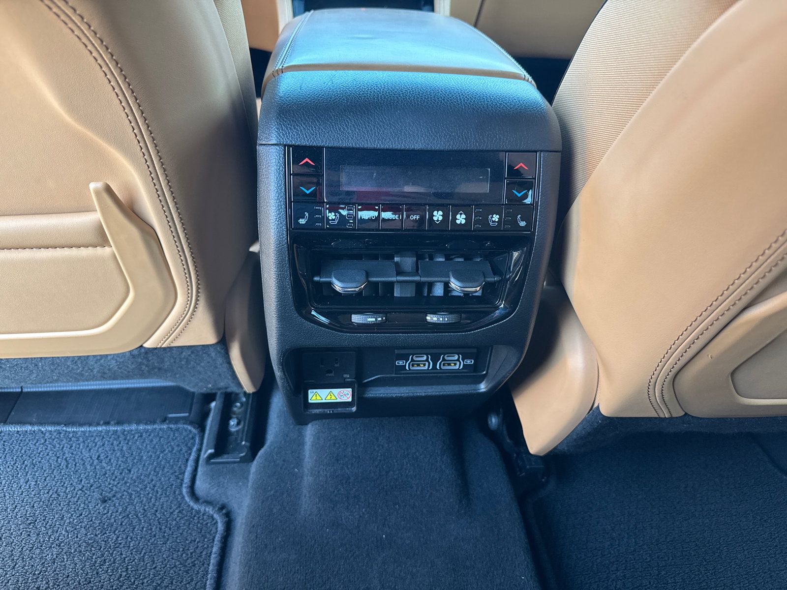 Used 2024 Jeep Grand Cherokee L Summit AWD/4WD image 8