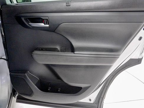 Used 2021 Toyota Highlander XLE image 34