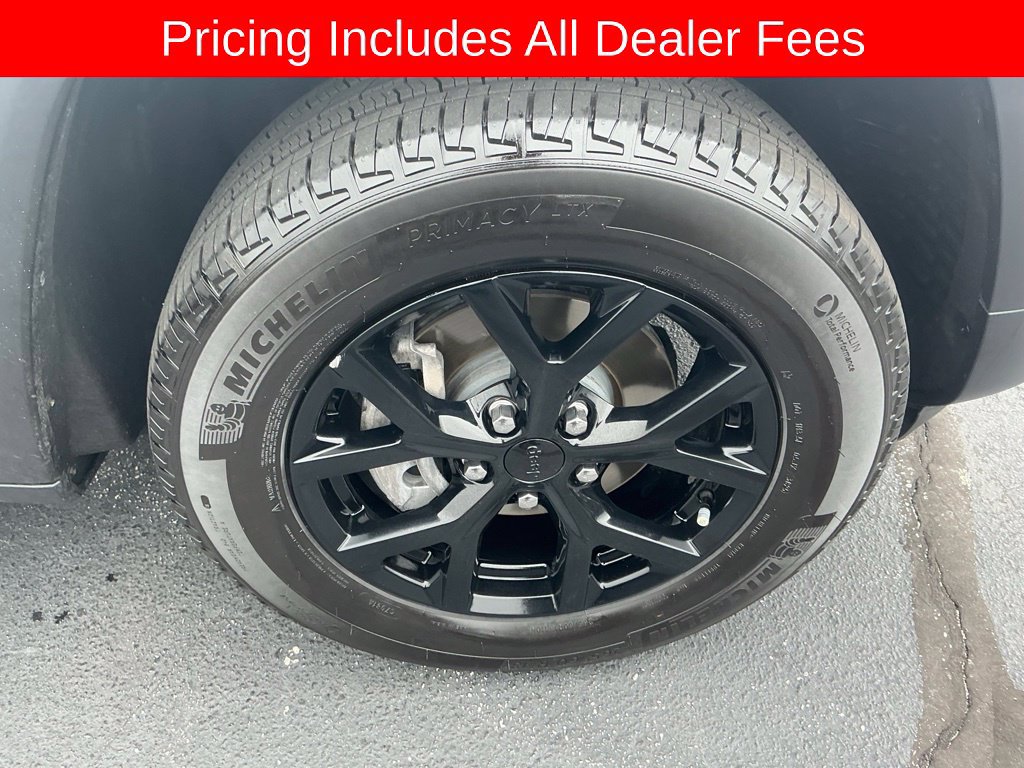 Used 2025 Jeep Grand Cherokee Altitude RWD image 23