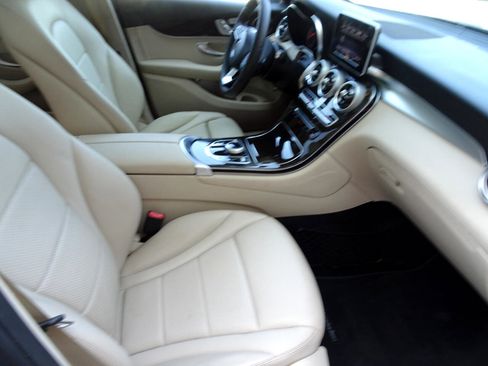 Used 2018 Mercedes-Benz GLC 300 w/ Premium Package image 21