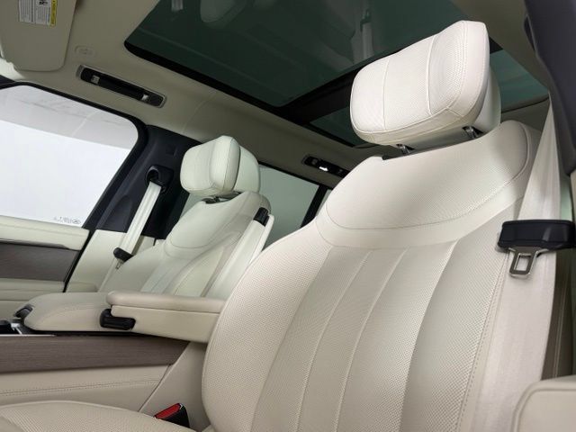 Used 2025 Land Rover Range Rover Long Wheelbase Autobiography AWD/4WD image 5