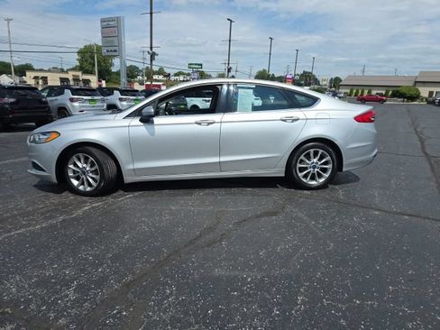 Used 2017 Ford Fusion SE FWD image 3
