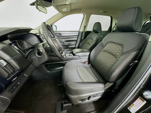 Used 2024 Nissan Pathfinder SV image 13