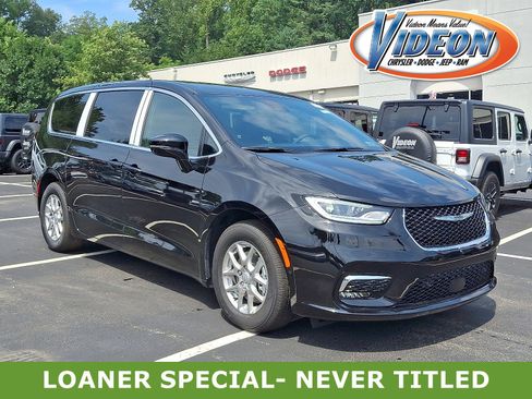 New 2026 Chrysler Pacifica Select image 1