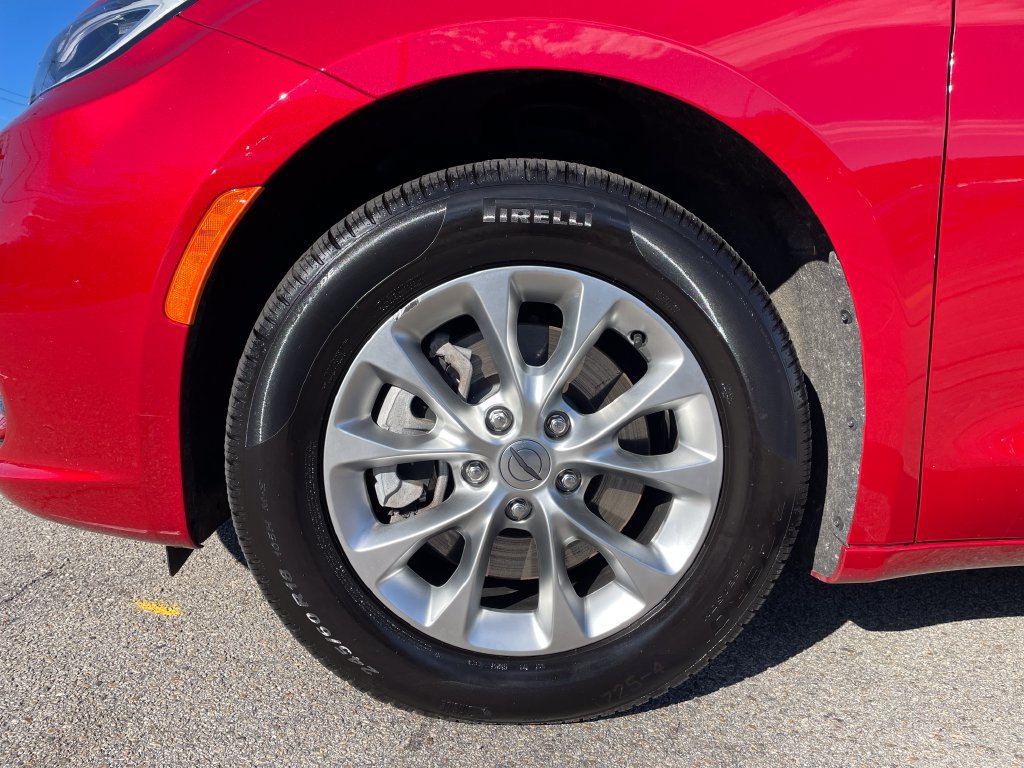 Used 2024 Chrysler Pacifica Touring-L AWD/4WD image 9