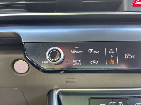 Used 2025 Kia Carnival LXS image 30