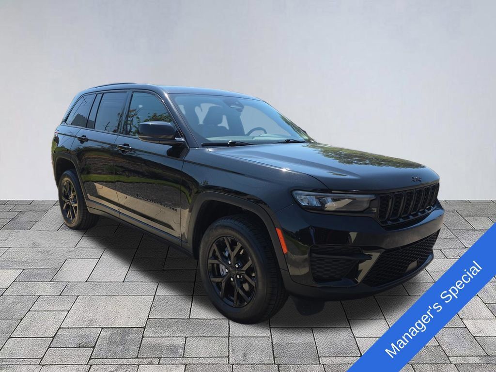Used 2024 Jeep Grand Cherokee Altitude RWD image 1