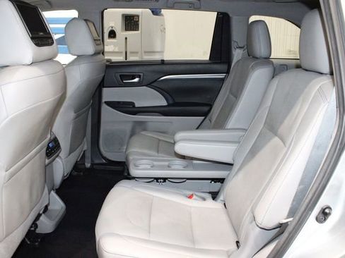 Used 2017 Toyota Highlander Limited Platinum image 9