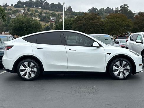 Used 2023 Tesla Model Y Long Range image 2