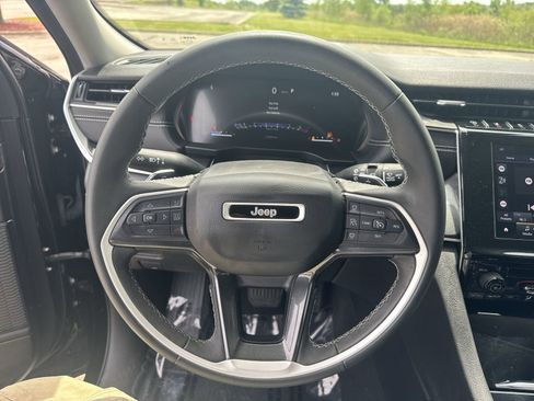 Used 2023 Jeep Grand Cherokee Laredo AWD/4WD image 19