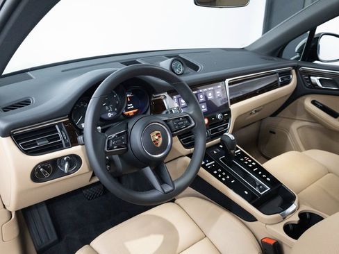 Certified 2025 Porsche Macan AWD/4WD image 4