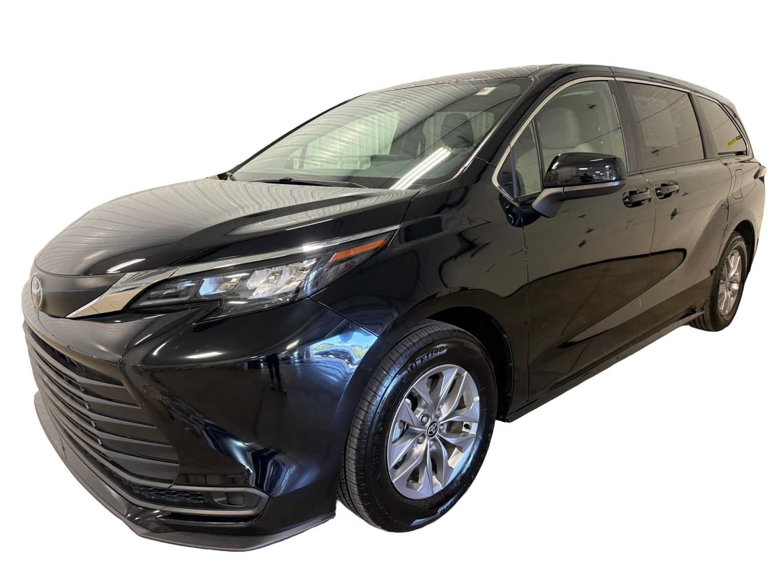 Used 2026 Toyota Sienna LE AWD/4WD image 6