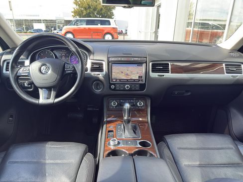 Used 2016 Volkswagen Touareg TDI image 18
