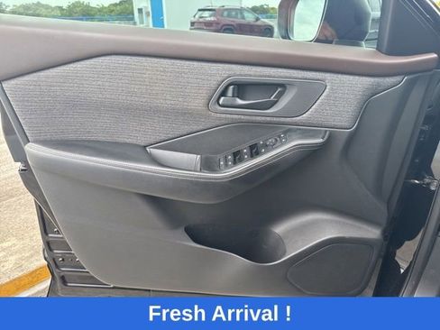 Used 2022 Nissan Rogue S FWD image 11