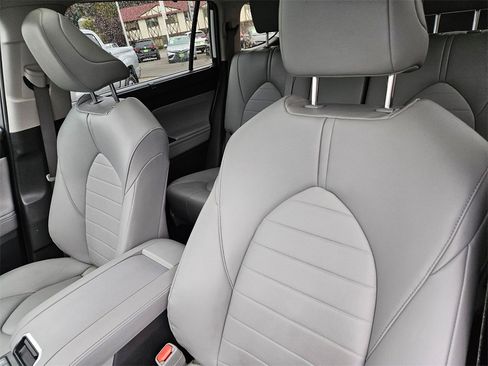 Used 2022 Toyota Highlander XLE image 14